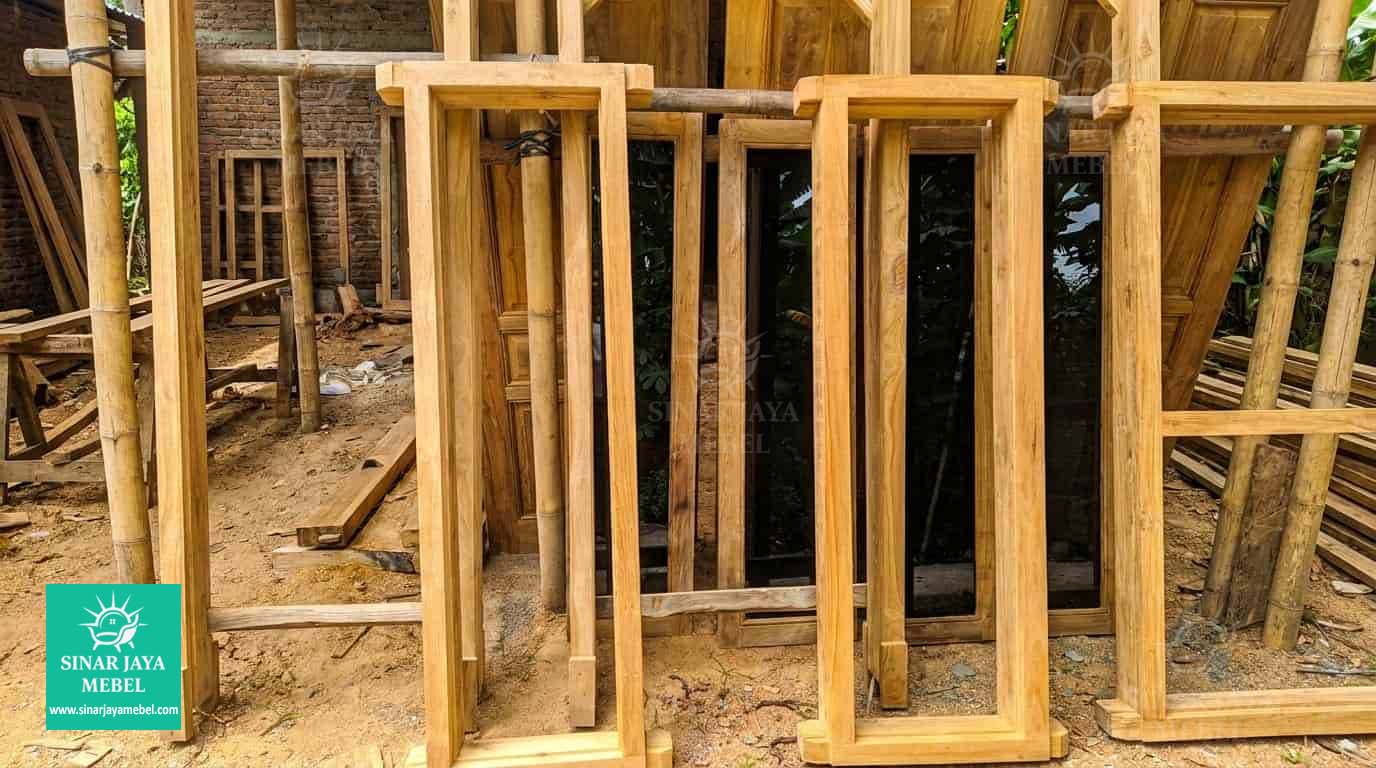 Jendela krepyak boven kayu jati — workshop Sinar Jaya Mebel Tegal